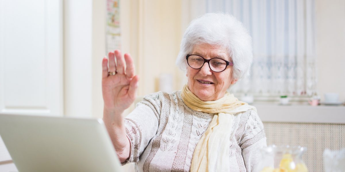 Alte Frau in der Videosprechstunde