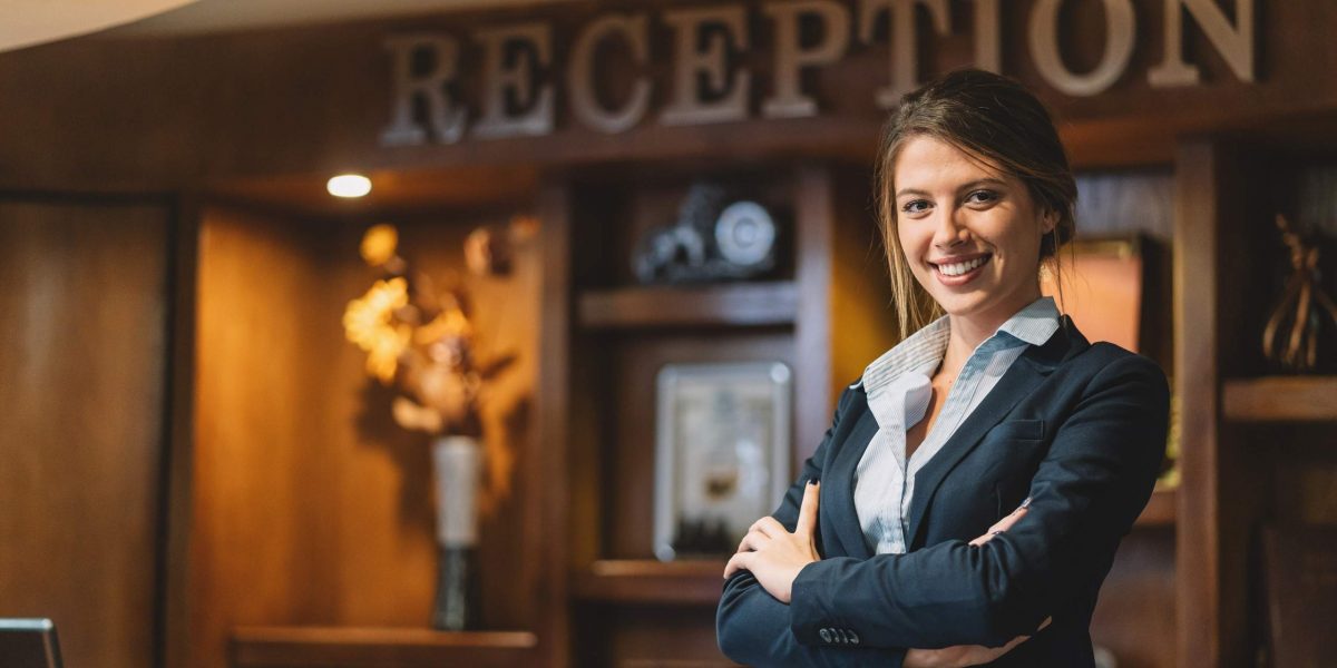Hotelgutscheine DocMorris Marketing: Rezeptionistin mit verschränkten Anmen