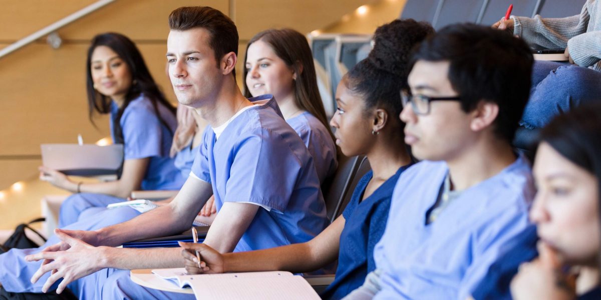 Medizinstudium Landarztquote: Medizinstudenten und Medizinstudentinnen im Hörsaal
