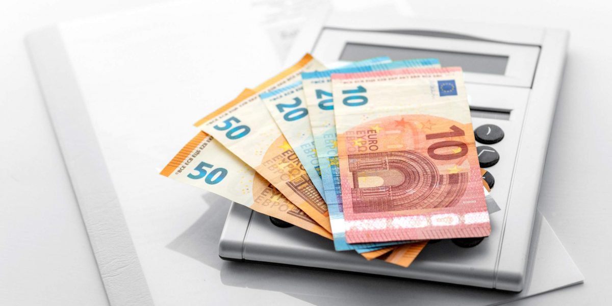 Geld auf einem Taschenrechner