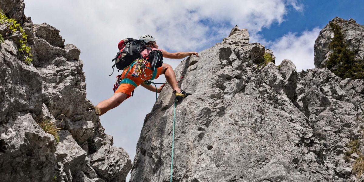 Auch eine Top-Arbeitgebermarke hat noch Herausforderungen: Bergsteiger klettert an der Bergspitze