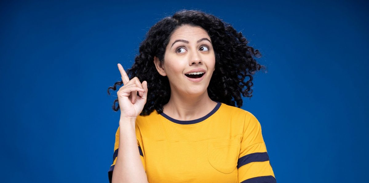 Frau, die einen Finger der linken Hand hebt, weil sie gerade etwas verstanden hat.