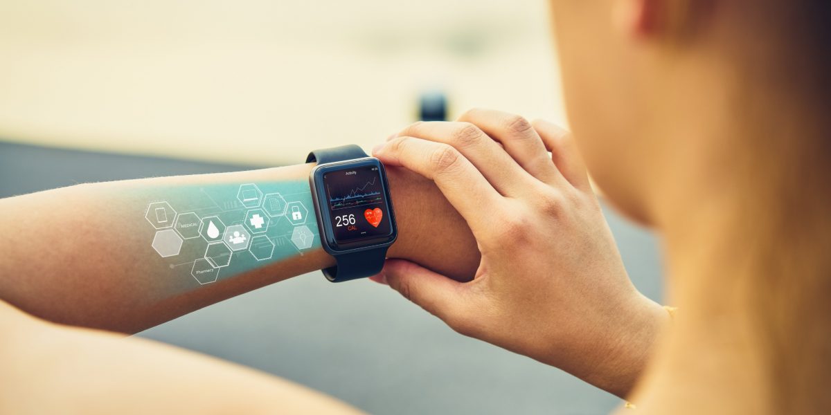 Biomedizinische Technik: Frau überwacht ihre Werte mit einer Armbanduhr.