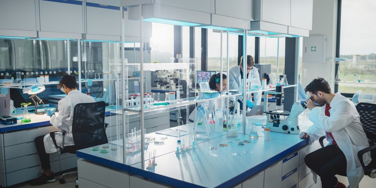 Biotechnologie-Jobs: Labor mit mehreren Arbeitsplätzen.