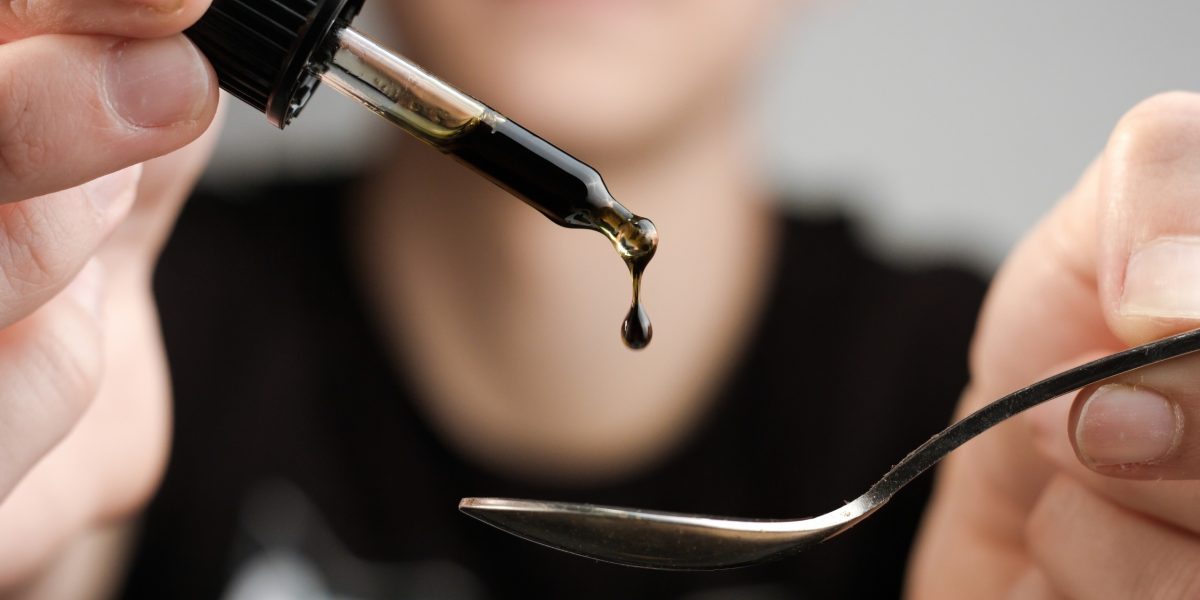 Dosierung mit Pipette auf Löffel