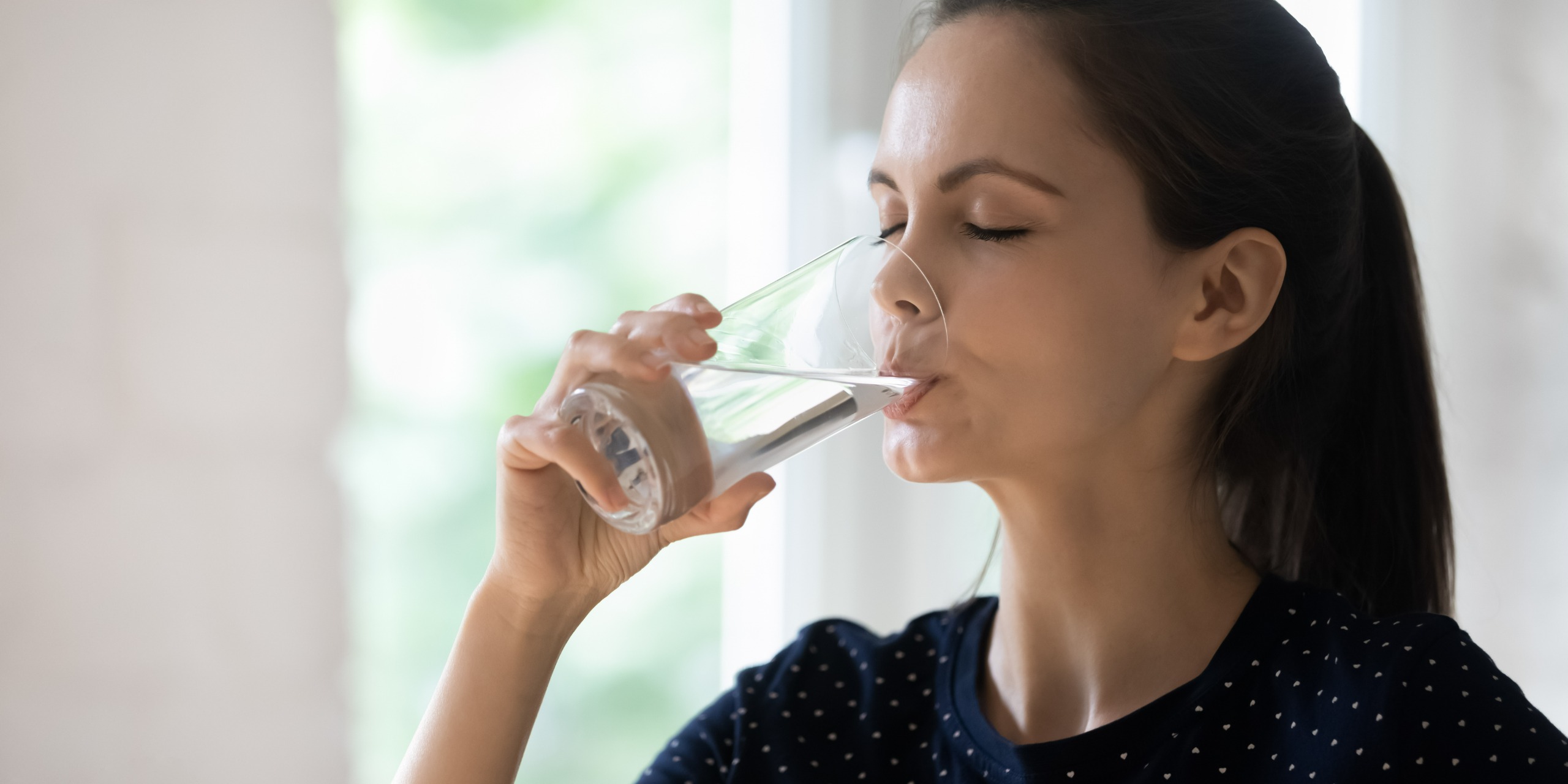 Frau mit Diabetes zeigt erste Symptome wie vermehrten Durst.