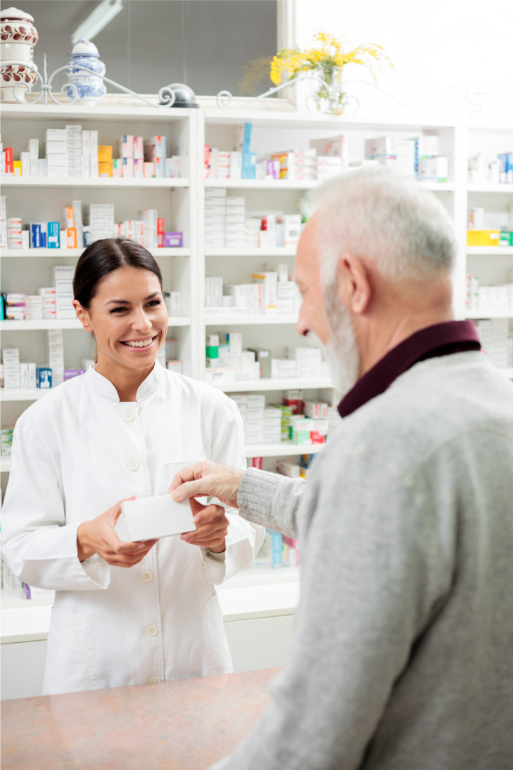 Apothekerin gibt Patient sein Medikament für die Cannabistherapie, welcher die Krankenkasse zugestimmt hat