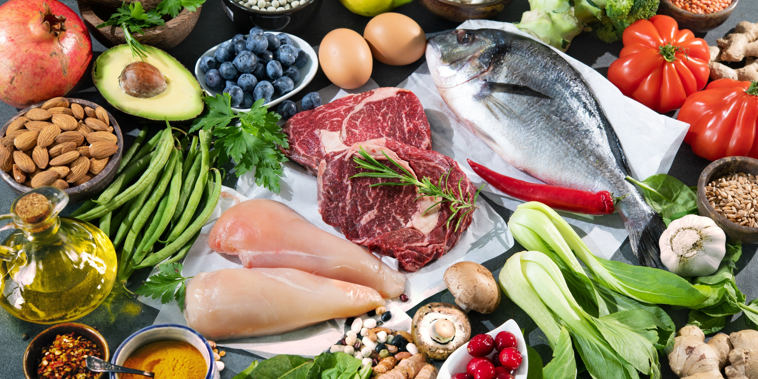 Tisch voll mit LowCarb Lebensmitteln.