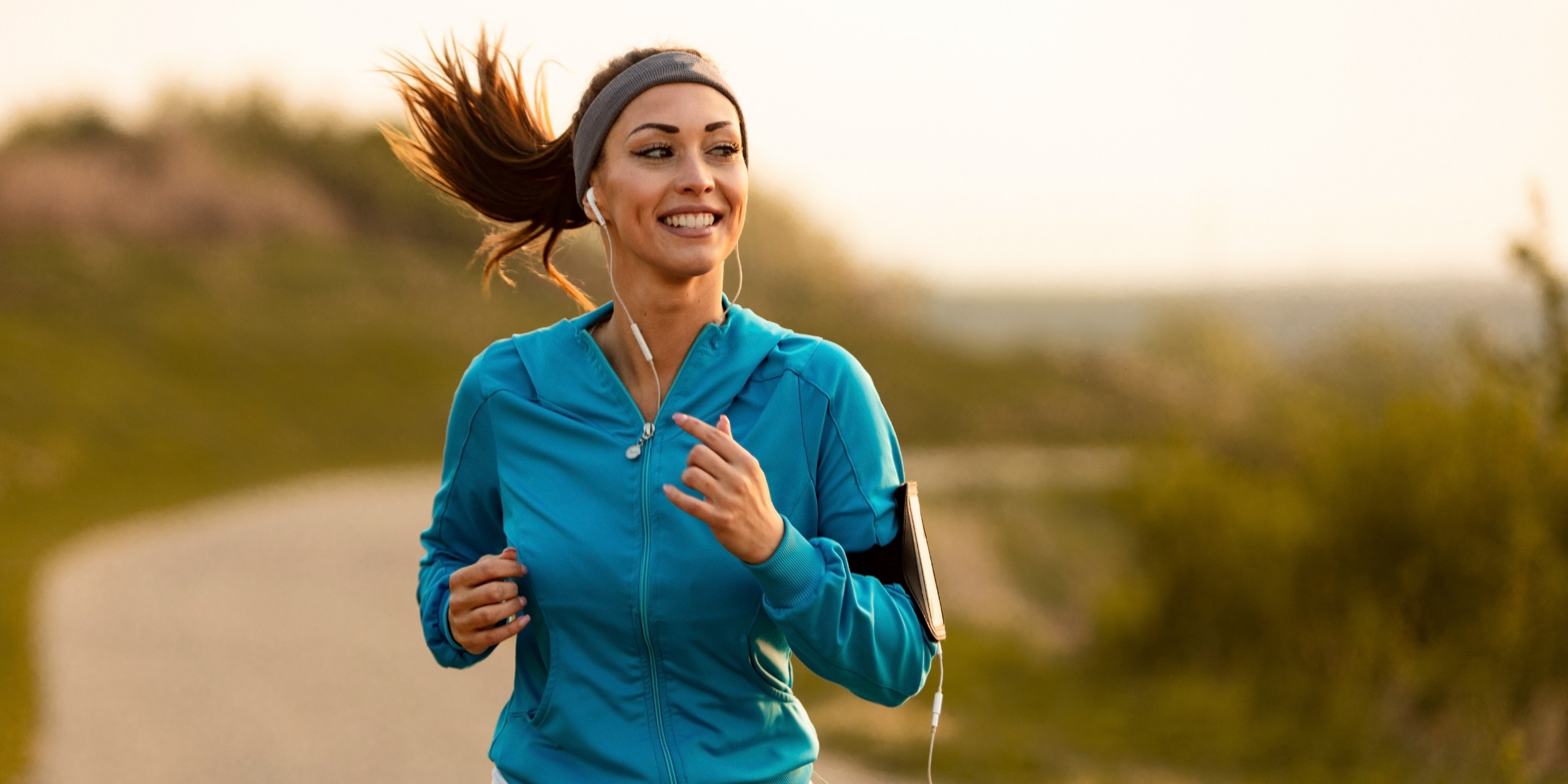 Frau joggt in der Natur.