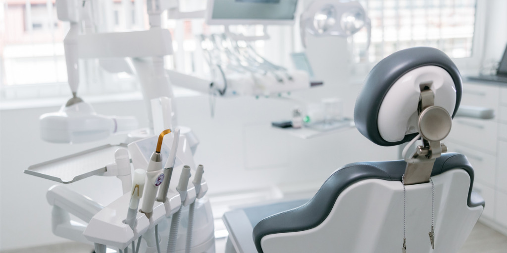 Behandlungseinheit in Zahnarztpraxis zum Thema "Wie oft zum Zahnarzt?"