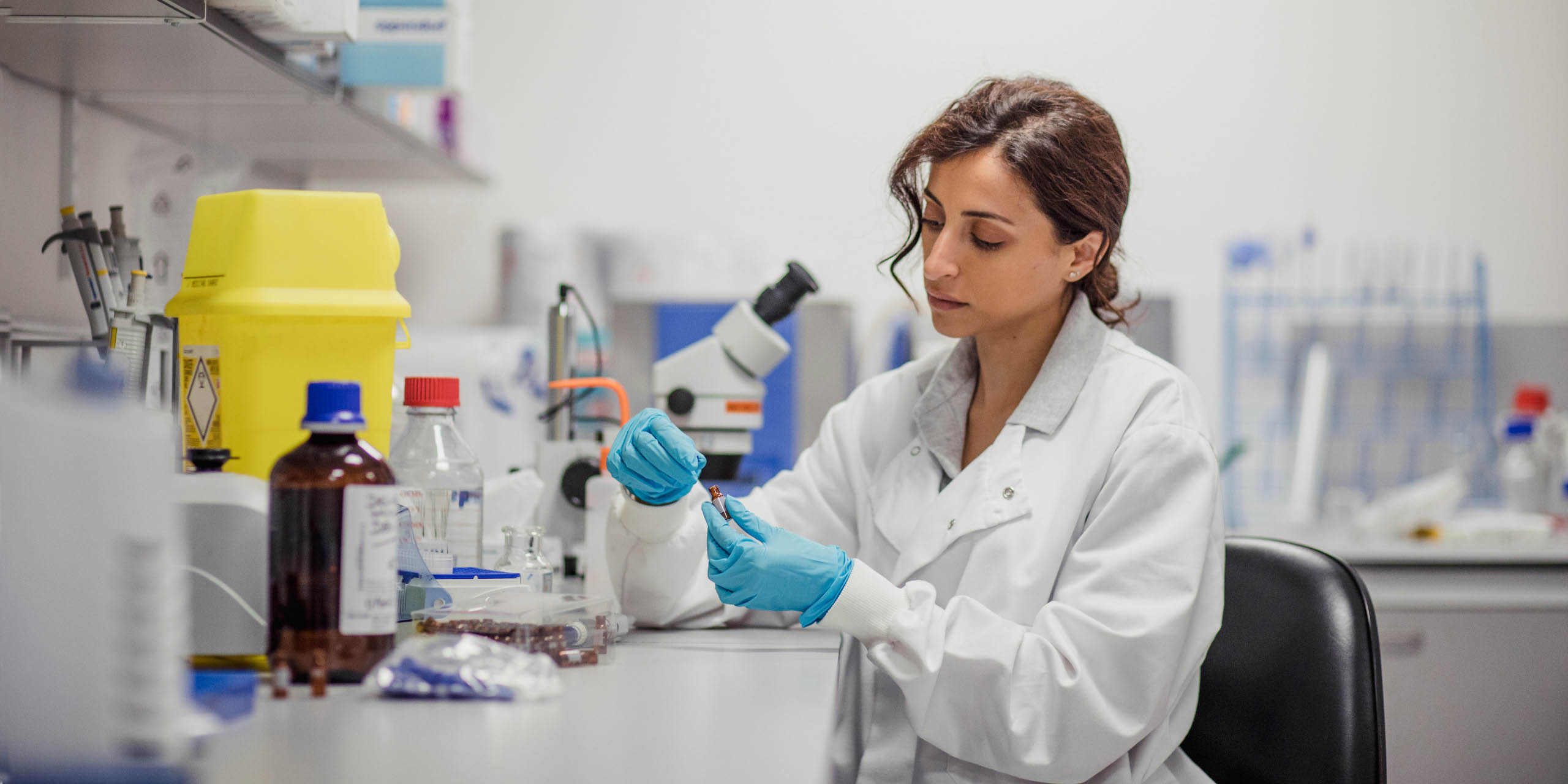 Laborantin weiß, dass CBD nicht bei Drogentest angezeigt wird